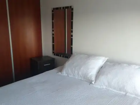 Impecable semipiso 4to piso, CON COCHERA. 1Dorm. con placard,living comedor,cocina con desayunador.