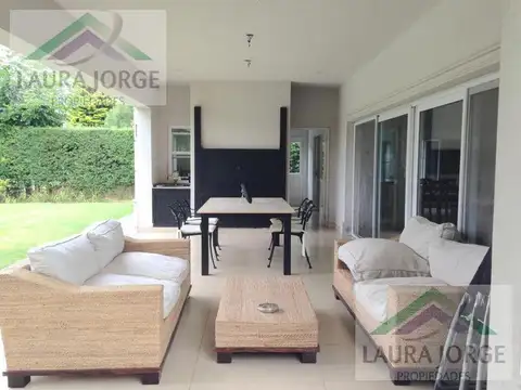 Casa 7 ambientes con 5 baños