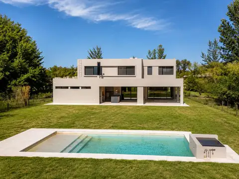 Casa 8 ambientes con 4 baños