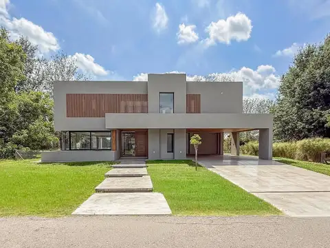 Casa en Venta con 2 cocheras