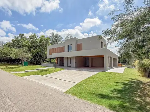Casa en venta de 4 dormitorios en Kentucky Club de Campo, Funes