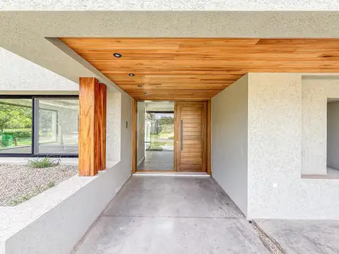 Casa 8 ambientes con 4 baños