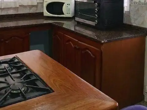 VENTA CASTELAR 3 AMB 2 PATIOS PARRILLA BCÓN TERRAZA