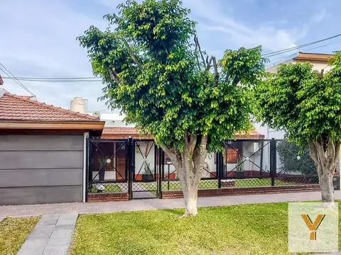 Casa en venta - 3 Dormitorios 4 Baños - Almirante Brown
