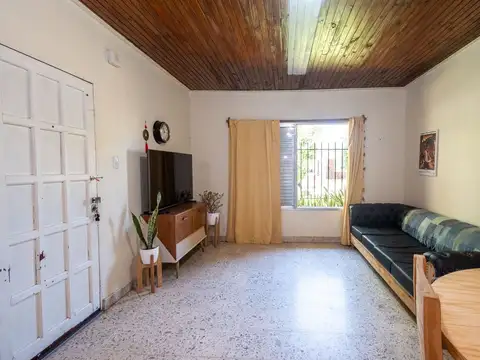 Casa familiar con patio y cochera en Santo Tomé