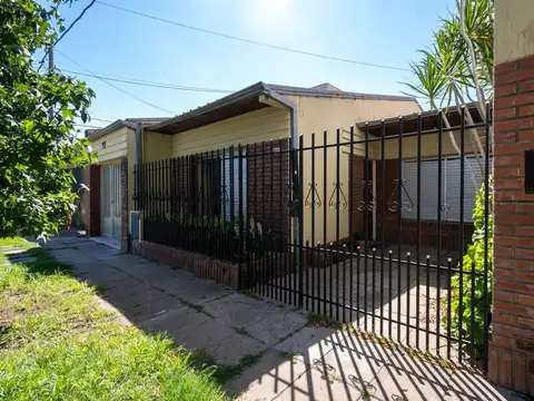 Casa familiar con patio y cochera en Santo Tomé