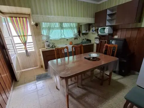 PROPIEDAD EL BLOCK - CASA 3 AMB.MAS  DOS LOCALES BARRIO 180