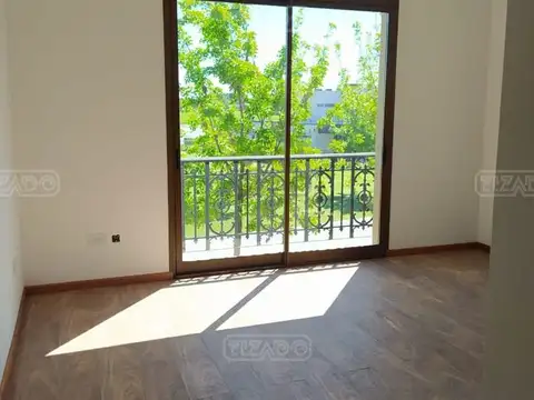 Casa en Alquiler con 2 cocheras