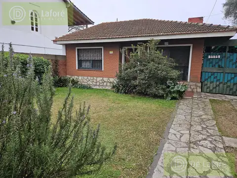 ALQUILER - Casa tipo chalet de 3 ambientes en San Isidro, con jardín y cochera