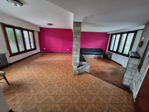 Chalet de 4 ambientes con entrada de autos, garage quincho y parque.
