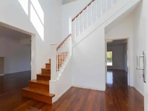 Casa 9 ambientes con 4 baños