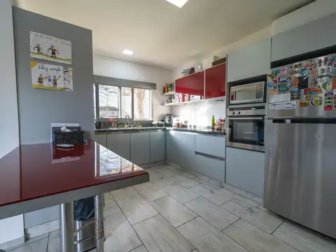 Casa 4 ambientes con 2 baños
