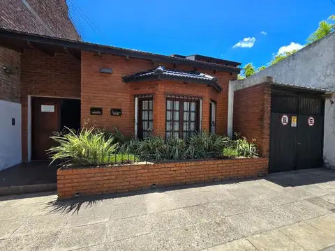 Se vende casa céntrica frente a plaza 25 de Mayo