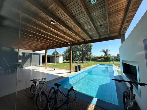 Casa 5 ambientes con 4 baños