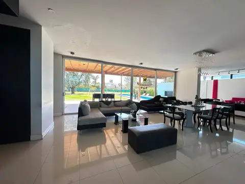 Casa en Venta con 3 cocheras