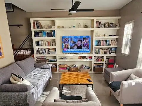 Casa en Venta con 2 cocheras