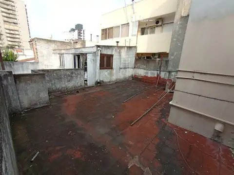 VENTA DE IMPORTANTE PH 5 AMBIENTES CON PATIO Y TERRAZA , 180m2 APROX, A REFACCIONAR