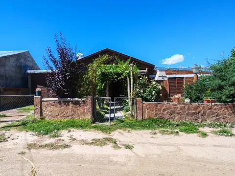 Uspallata - Lote, terreno, 743 m2 - 77m2  Con casa prefabricada, cochera y Monoambiente adicional.