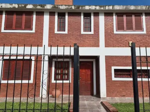 VENDE CASA DOS PISOS CON PILETA PERLA DEL LAGO