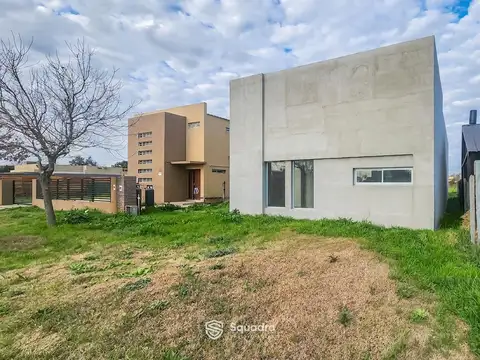 VENTA | PERMUTA - Casa de 3 dormitorios, con cochera, jardín - Barrio Punta Chacra, Roldán.