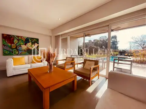Casa en Venta con 3 cocheras