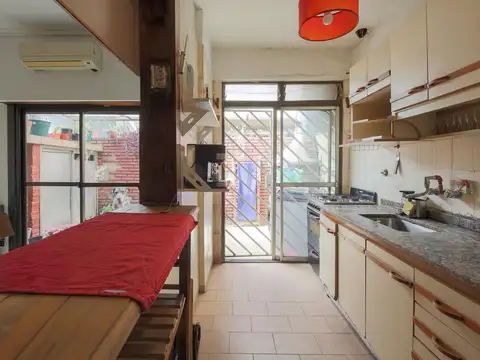 PH 3 ambientes en dos plantas con patio y parrilla en Flores – Apto crédito –  A refaccionar