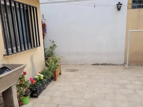 Casa 6 ambientes con 2 baños