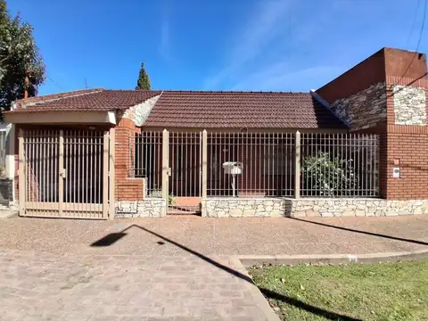 Casa Chalet  en Venta en Lomas de Zamora, G.B.A. Zona Sur, Argentina
