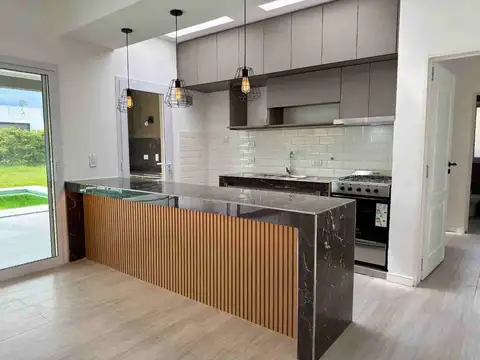 Casa 4 ambientes con 3 baños