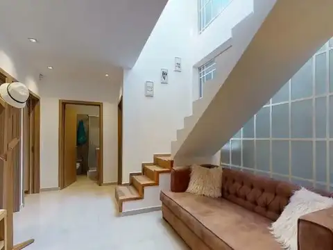 Casa en Alquiler con 2 cocheras
