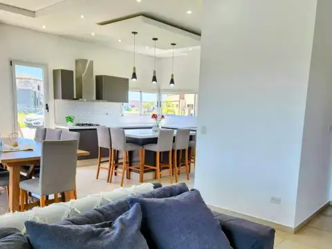 Casa 6 ambientes con 3 baños