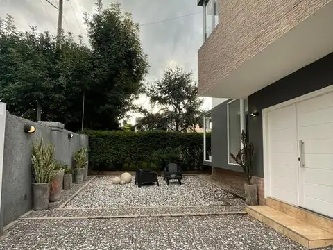 Casa en Venta con 2 cocheras