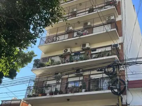 En Venta Depto de 4 amb al frente ,cochera y Baulera en Villa Crespo
