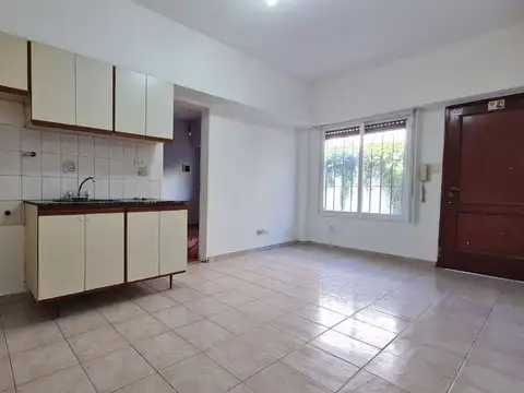 Alquiler PH 3 ambientes con patio. Villa Bosch