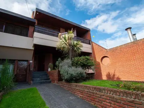 Casa 5 ambientes con patio y quincho Parque Luro