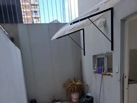 AMBIENTE  SUPER LUMINOSO CON BALCON CON MUCHO SOL  y PATIO EN 3* PISO CON CONEX LAVARROPA