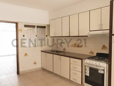 Venta de casa sobre lote propio de 3 ambientes en Olivos, APTO CREDITO