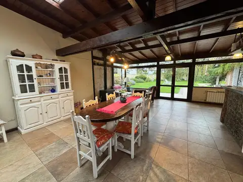 Casa de 5 amb, sobre 5 lotes con Pileta Climatizada