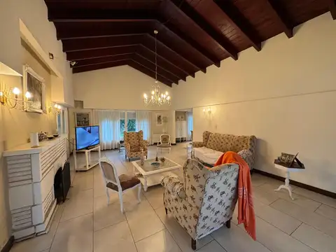 Casa 5 ambientes con 4 baños