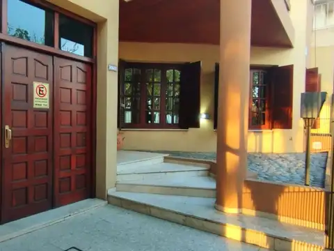 Casa 7 ambientes con 2 baños