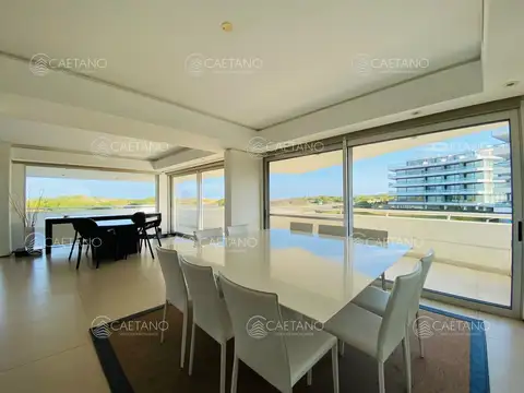 Penthouse en Venta Seis Dormitorios y Servicio Frente al Mar