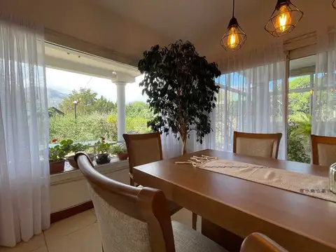 Casa 10 ambientes con 4 baños