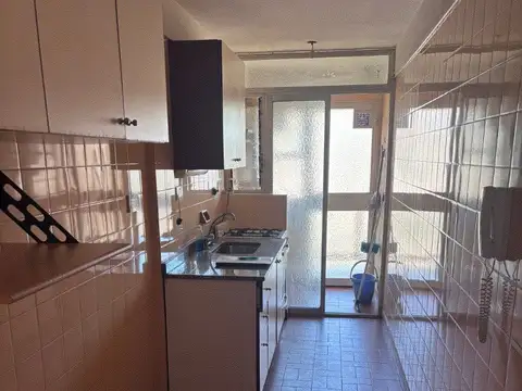 DEPTO DE 3AMB. 3º PISO AL FRENTE, de 64Mts2, EN BUEN ESTADO Y SUPER LUMINOSO CON DOS BALCONES