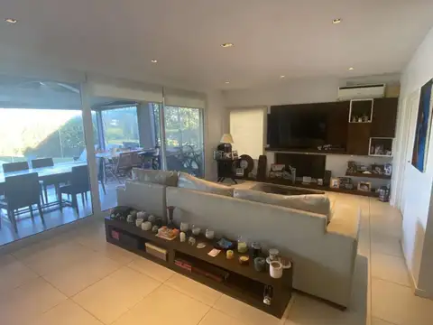 Casa 5 ambientes con 3 baños