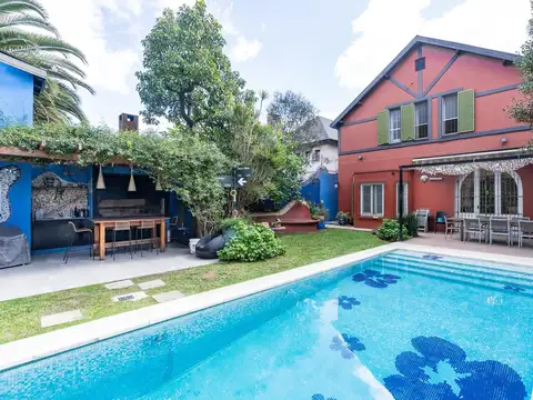 Casa Estilo Inglés en Olivos Gran Jardín con Pileta Excelente Estado