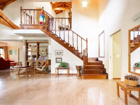 Náutico Escobar. Casa 5 hab. c/pileta. Doble lote.