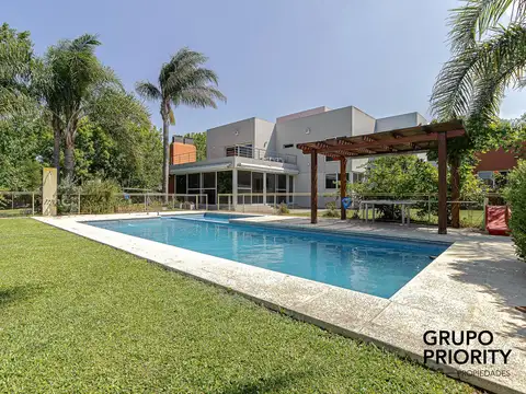 Casa en venta en La Reserva con vista al golf y laguna