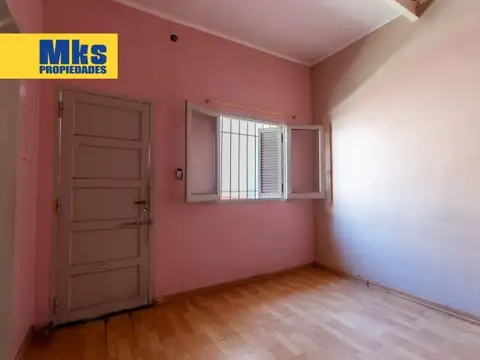 Venta. Casa sobre lote propio. Piscina y terraza. 5 dormitorios.