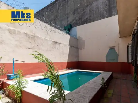 Venta. Casa sobre lote propio. Piscina y terraza. 5 dormitorios.