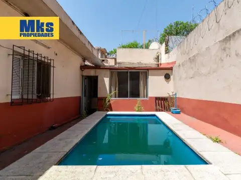 Venta. Casa sobre lote propio. Piscina y terraza. 5 dormitorios.